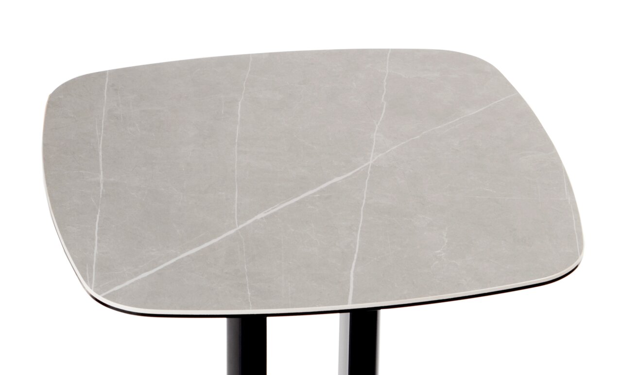 Bartisch mit grauer, marmorierter Tischplatte aus der Vogelperspektive