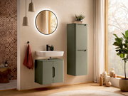 Modernes Badezimmer-Set mit olivgrünem, wandhängendem Waschtischunterschrank und passendem Hochschrank, weißem Aufsatzwaschbecken und rundem Spiegel; Frontalansicht auf Augenhöhe.