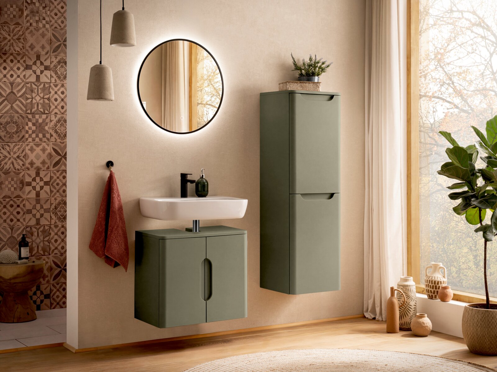 Modernes Badezimmer-Set mit olivgrünem, wandhängendem Waschtischunterschrank und passendem Hochschrank, weißem Aufsatzwaschbecken und rundem Spiegel Frontalansicht auf Augenhöhe.