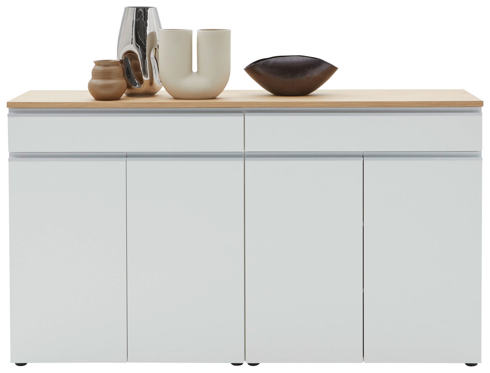 Frontansicht eines modernen Sideboards mit weißer Oberfläche und Holzplatte, dekoriert mit stilvollen Vasen und Schalen.