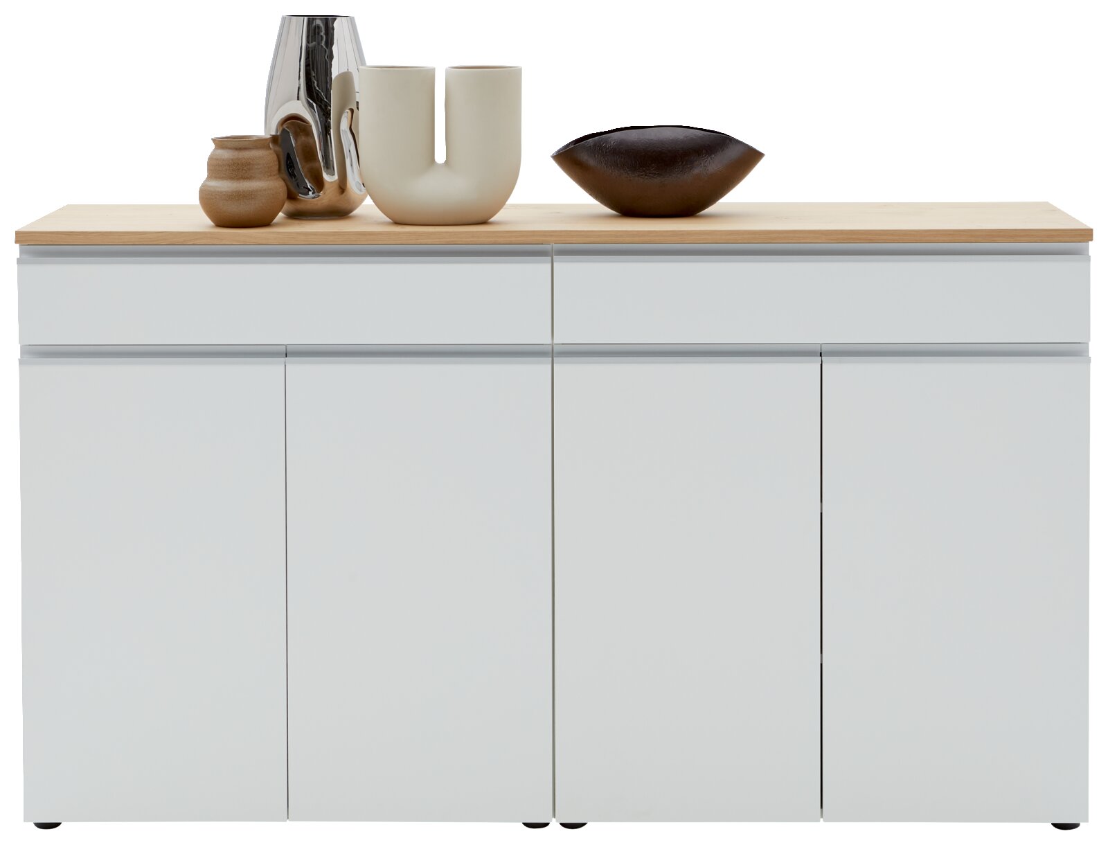 Vooraanzicht van een modern dressoir met een wit oppervlak en een houten blad, versierd met stijlvolle vazen en schalen.