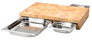 Multifunktionsbrett aus Holz mit drei herausziehbaren Edelstahl-Schalen, perspektivisch von vorne rechts fotografiert.