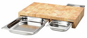 Multifunktionsbrett aus Holz mit drei herausziehbaren Edelstahl-Schalen, perspektivisch von vorne rechts fotografiert.