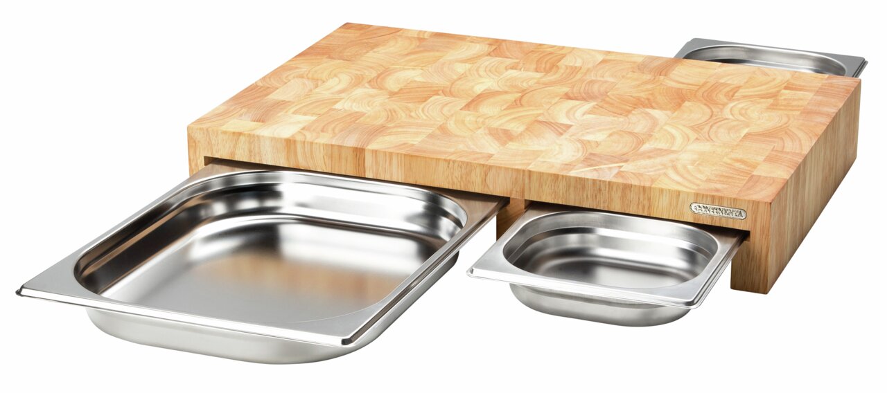 Multifunktionsbrett aus Holz mit drei herausziehbaren Edelstahl-Schalen, perspektivisch von vorne rechts fotografiert.