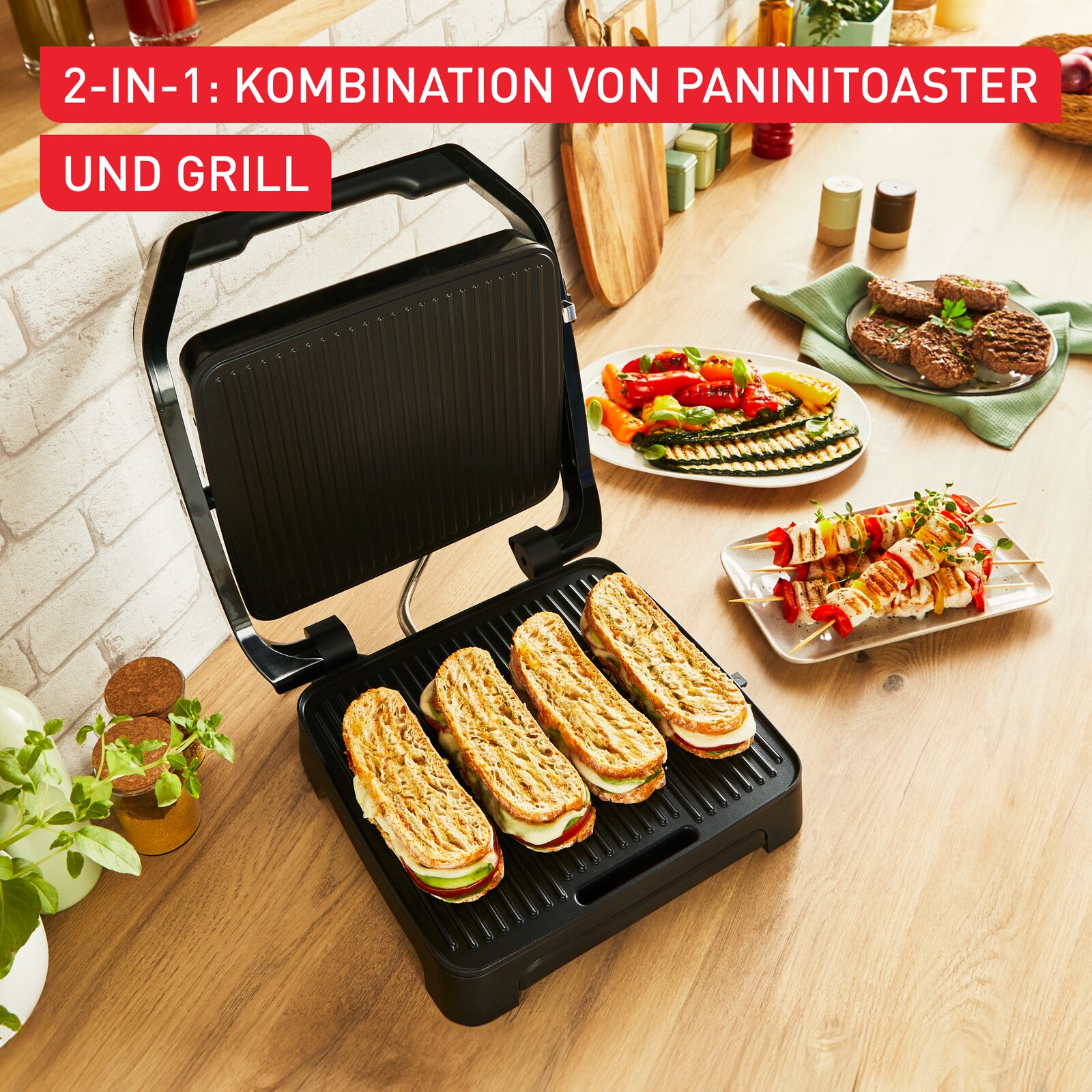 Contactgrill Classic GC271D in geopende stand met belegde panini’s op het grilloppervlak, omringd door verse ingrediënten en gegrilde groenten op een houten tafel.