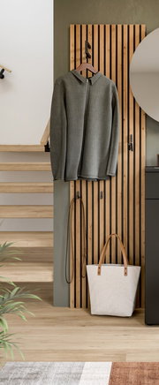 Garderobenpaneel aus Holz mit Haken, an dem ein grauer Mantel hängt. Perspektive von vorne.