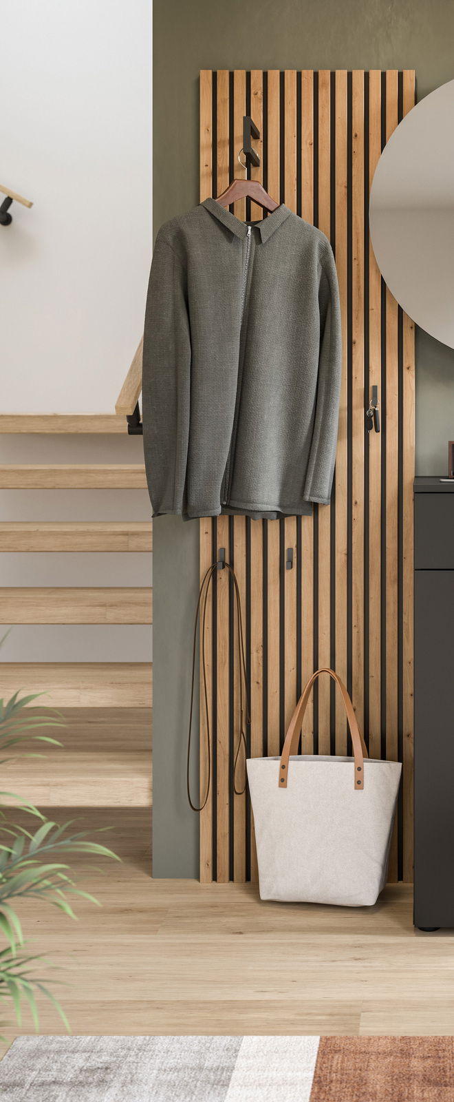 Garderobenpaneel aus Holz mit Haken, an dem ein grauer Mantel hängt. Perspektive von vorne.