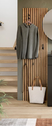 Houten kapstokpaneel met haken, waaraan een grijze jas hangt. Vooraanzicht.