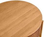 Ronde houten salontafel met lamellenpatroon, bovenaanzicht