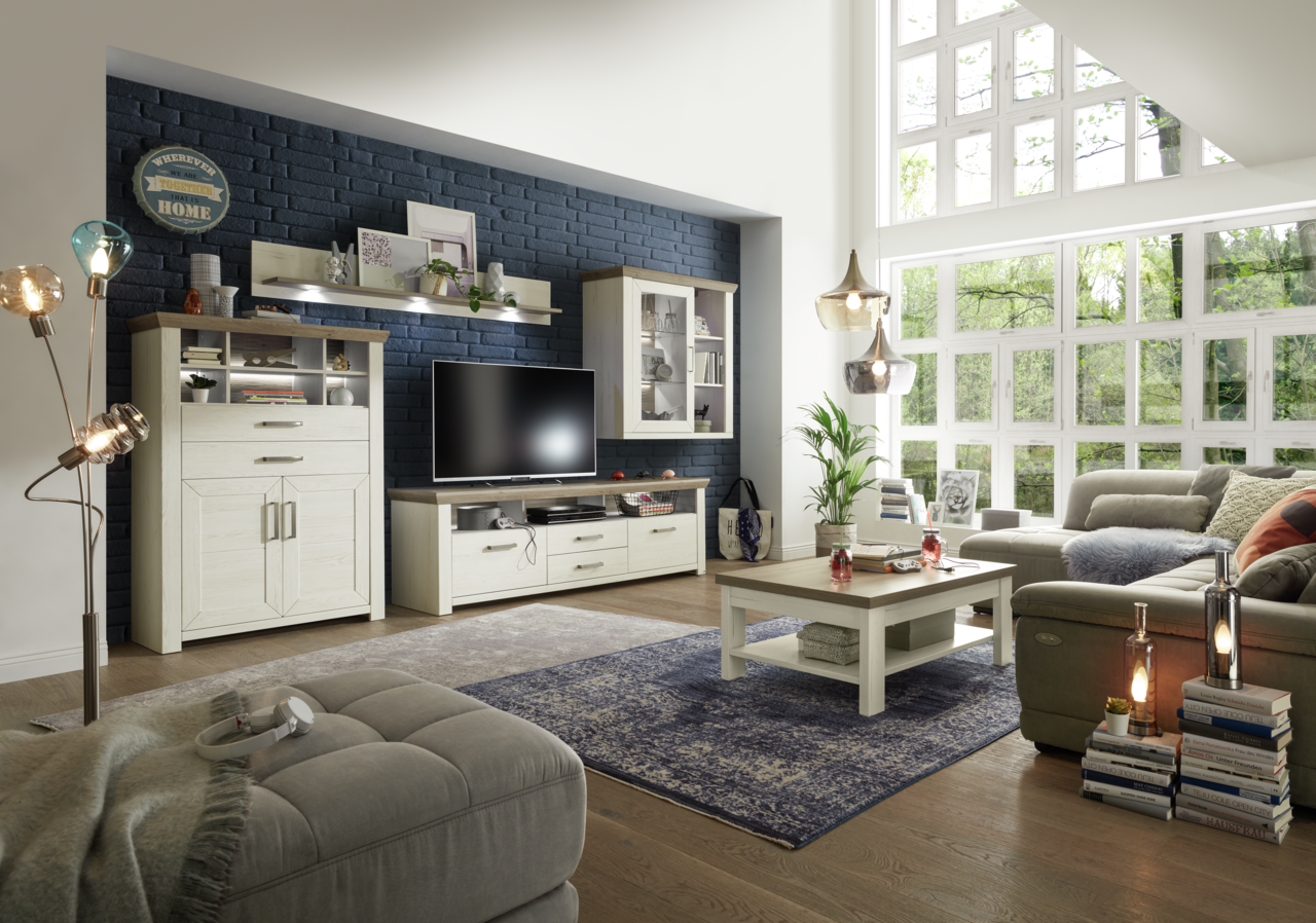 Set one by Musterring Lowboard SET ONE YORK Wohnzimmer mit moderner Wohnwand, bestehend aus Highboard, Lowboard, Hängeelement und Wandboard, in heller Holzoptik. Perspektive von der Seite mit Blick auf die gesamte Einrichtung.