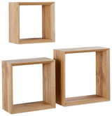 Dreiteiliges Wandregal-Set aus Holz in quadratischer Form, aus der Perspektive von vorne betrachtet.