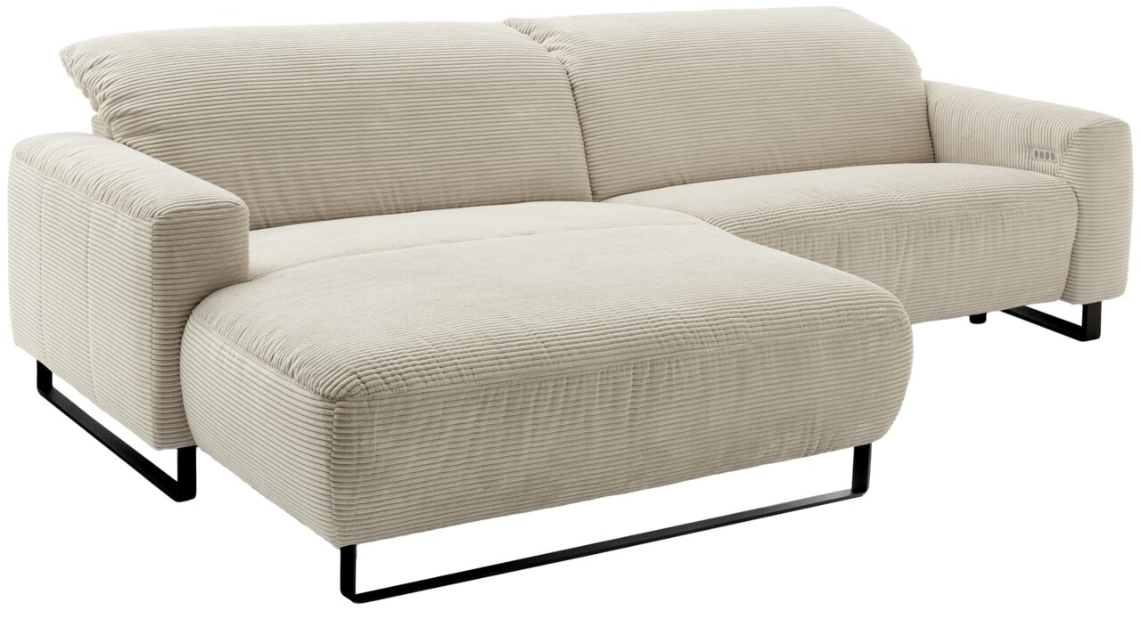 Beiges Cord-Ecksofa mit Ottomane links, breiten Armlehnen und schwarzen Metallkufen, freigestellt auf weißem Hintergrund, Ansicht schräg von vorne