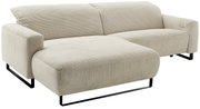 Beiges Cord-Ecksofa mit Ottomane links, breiten Armlehnen und schwarzen Metallkufen, freigestellt auf weißem Hintergrund, Ansicht schräg von vorne