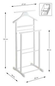 Weißer Herrendiener/Kleiderständer aus Massivholz mit Bügel und Hosenstange, Maße ca. 102 cm hoch, 47 cm breit, 36 cm tief, Frontansicht in leichter Perspektive von vorn.