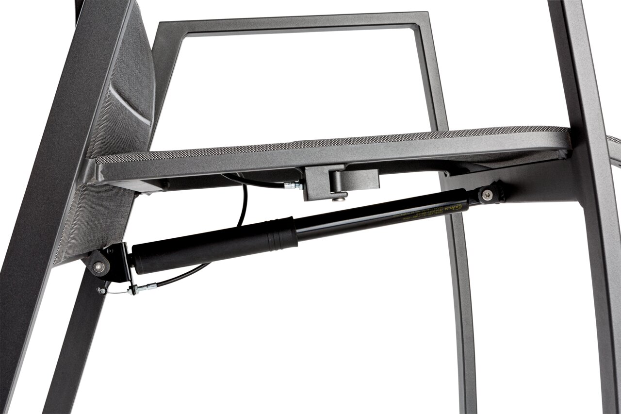 Detailansicht eines Gartensessels mit Fokus auf die Unterseite des Sitzes und die Mechanik.