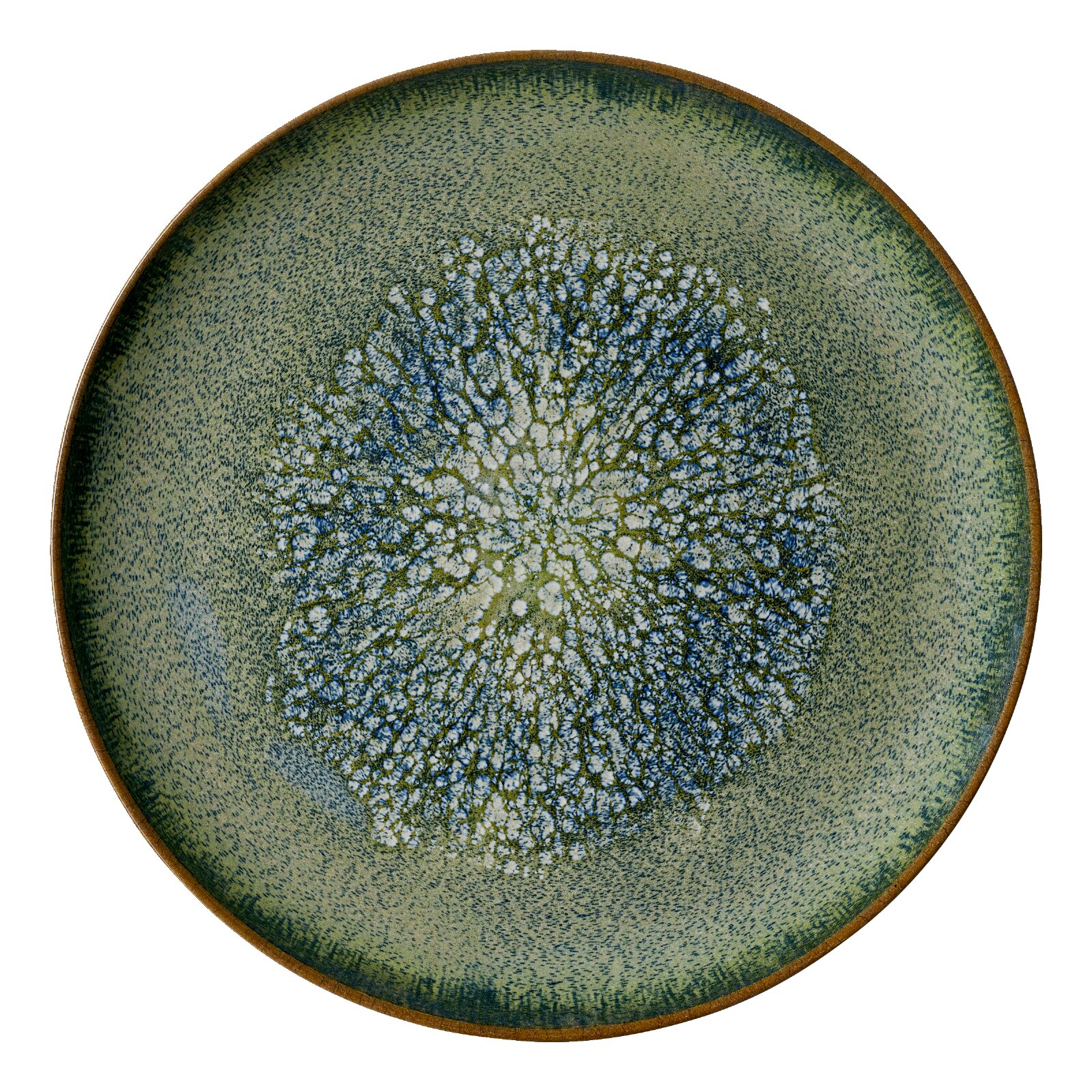 Ronde keramische schaal met groenblauw reactief glazuur, een organisch wit-blauw patroon in het midden en een bruine rand, van bovenaf gezien