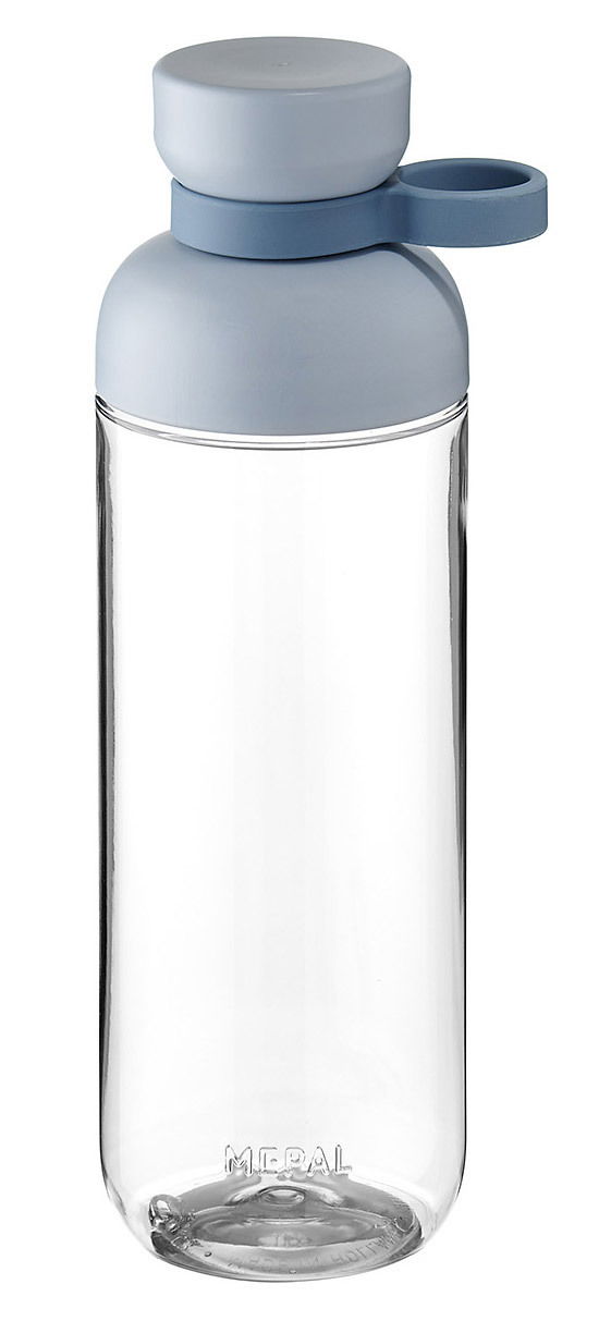 Transparente Trinkflasche mit hellblauem Deckel und Trageschlaufe, frontal abgebildet.