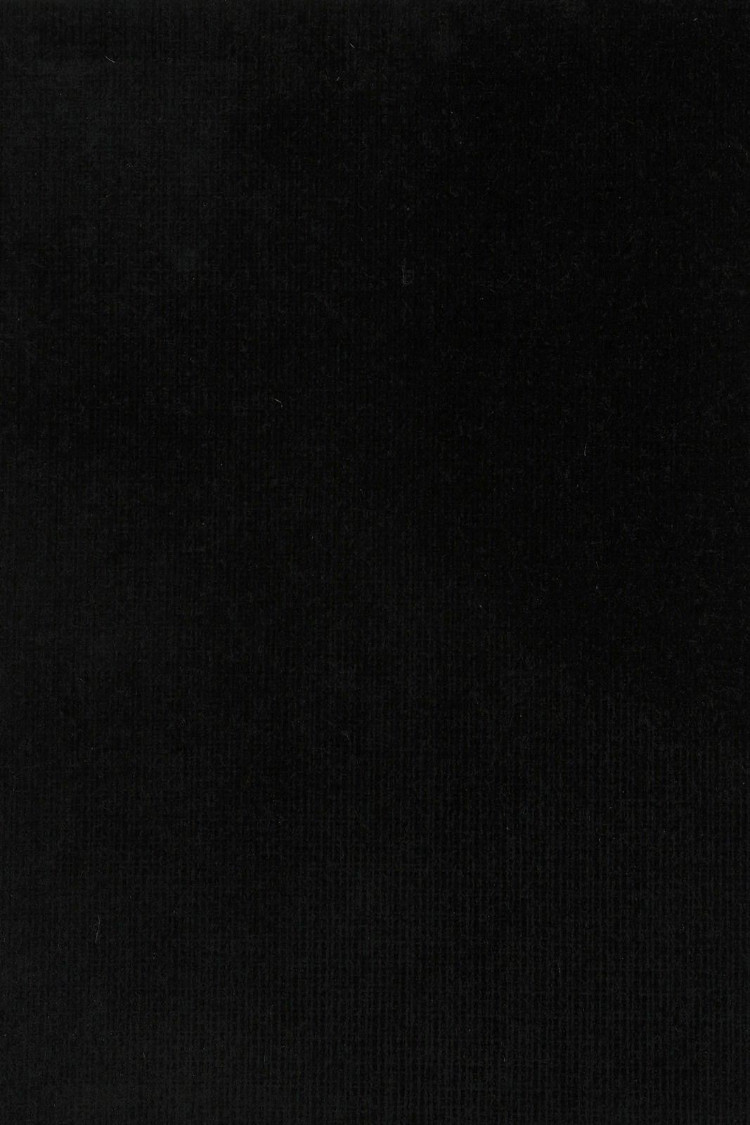 Nahaufnahme eines schwarzen Stoffes mit feiner Struktur, von oben betrachtet.