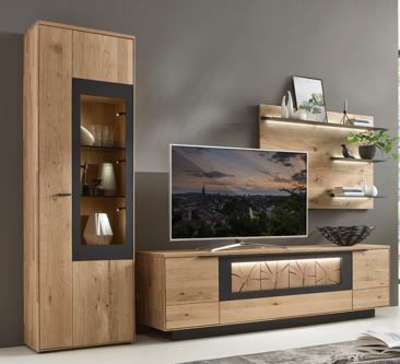Moderne Wandkombination aus Holz mit TV-Schrank, Vitrine und Wandregalen, frontal betrachtet.