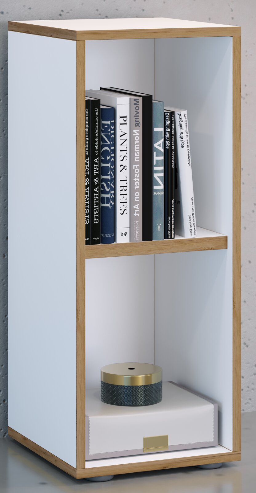 Modernes, offenes Regal mit hellem Holzrahmen und weißen Flächen, zwei Fächer; oben stehen Bücher, unten eine weiße Box und ein rundes Deko-Objekt mit goldfarbenem Deckel, dargestellt in leichter Schrägansicht von vorne.