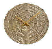 Runde Wanduhr in hellgoldener Farbe mit strukturiertem Zifferblatt und goldenen Zeigern, Ansicht von oben