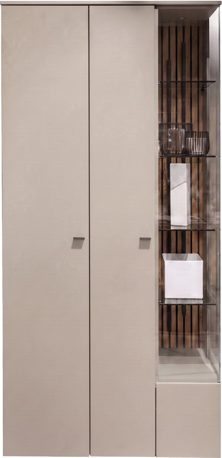 Frontaal aanzicht van een moderne hoge kast in taupe met twee dichte deuren en een glazen vitrinegedeelte met houten lattenwand, glazen legplanken en decoratieve vazen.