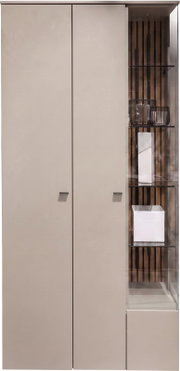 Frontaal aanzicht van een moderne hoge kast in taupe met twee dichte deuren en een glazen vitrinegedeelte met houten lattenwand, glazen legplanken en decoratieve vazen.