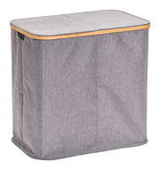 Grauer Wäschesammler mit zwei Fächern, rechteckige Form, seitliche Griffe, aus Stoff mit Bambusrahmen, Perspektive von vorne links