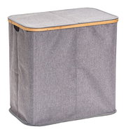 Grauer Wäschesammler mit zwei Fächern, rechteckige Form, seitliche Griffe, aus Stoff mit Bambusrahmen, Perspektive von vorne links