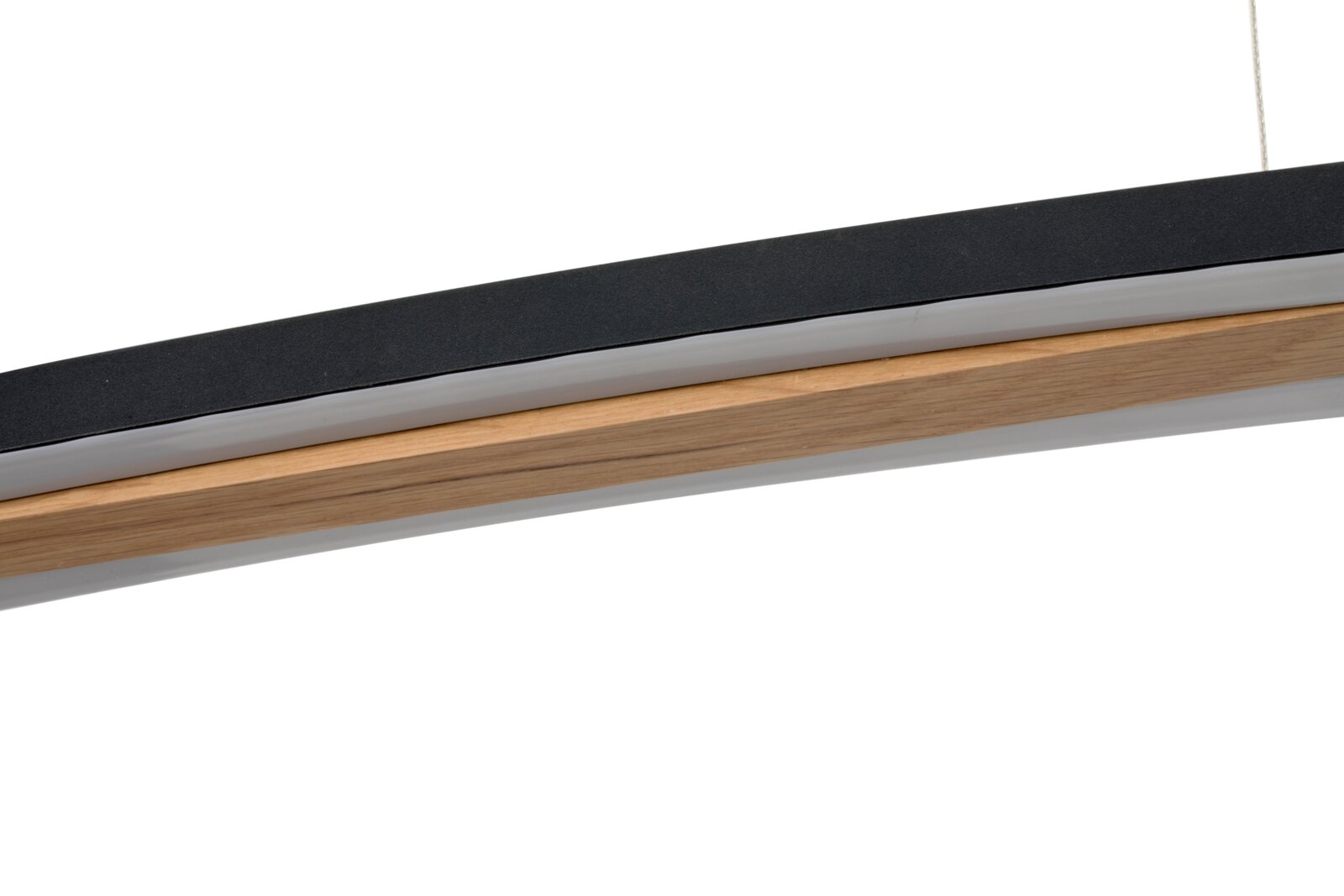 Detailaufnahme einer gebogenen LED-Pendelleuchte mit schwarzer Oberseite, Holzoptik und weißem Diffusor, seitliche Perspektive vor weißem Hintergrund