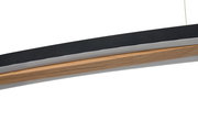Detailaufnahme einer gebogenen LED-Pendelleuchte mit schwarzer Oberseite, Holzoptik und weißem Diffusor, seitliche Perspektive vor weißem Hintergrund