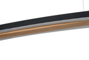 Detailaufnahme einer gebogenen LED-Pendelleuchte mit schwarzer Oberseite, Holzoptik und weißem Diffusor, seitliche Perspektive vor weißem Hintergrund