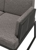 Detailansicht einer grauen Loungegarnitur mit Metallrahmen und gepolsterten Kissen, seitliche Perspektive.