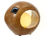 Solarbetriebene Lampe in Kugelform mit seitlicher Öffnung, braune Marmoroptik, seitliche Perspektive