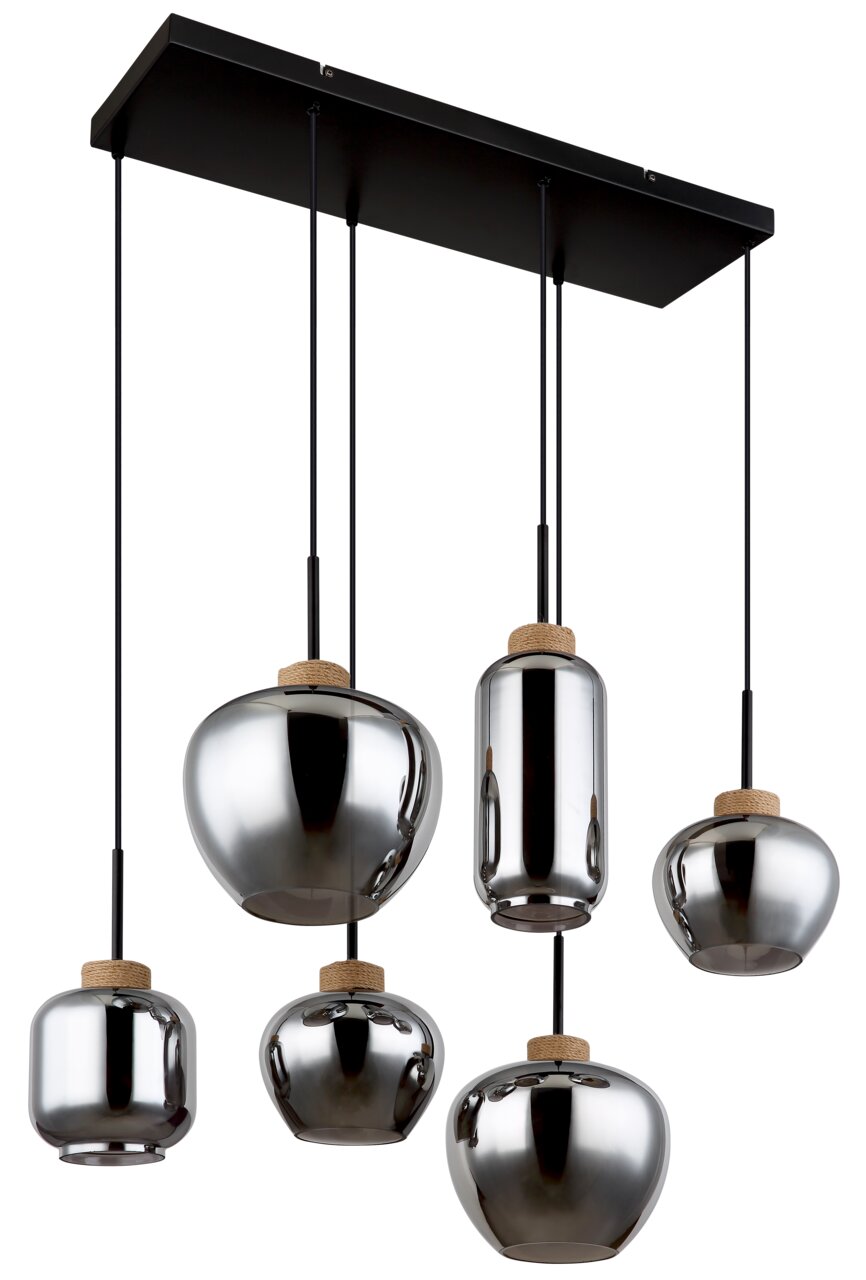 Moderne Hängeleuchte mit sechs unterschiedlich geformten, rauchgrauen Glaskörpern, aufgehängt an schwarzen Kabeln von einer rechteckigen Deckenplatte. Perspektive von unten.
