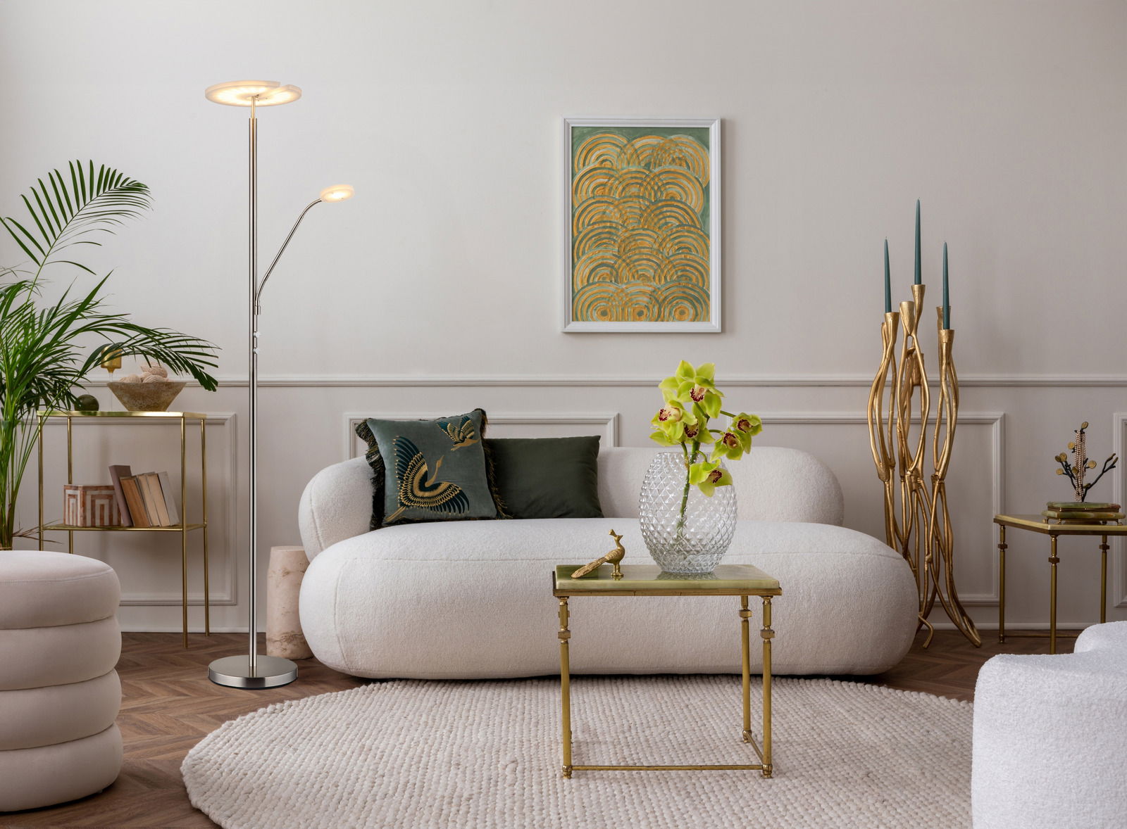 Globo Lighting Deckenfluter STANFORD Moderner Deckenfluter in einem stilvoll eingerichteten Wohnzimmer, seitliche Perspektive.