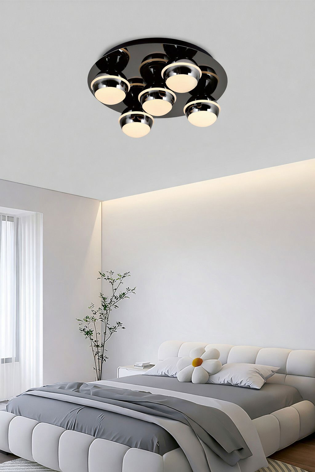 Moderne LED-Deckenleuchte mit fünf runden Leuchtelementen in einem stilvollen Schlafzimmer, von unten betrachtet.