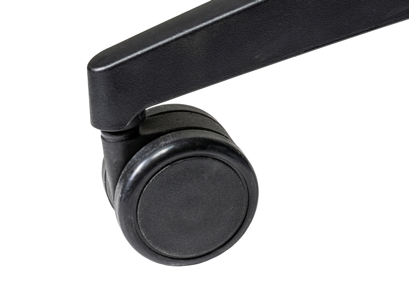 Nahaufnahme einer schwarzen Stuhlrolle eines Bürostuhls