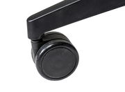 Nahaufnahme einer schwarzen Stuhlrolle eines Bürostuhls