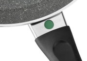 Nahaufnahme einer BALLARINI Bratpfanne BOLOGNA GRANITIUM CERAMIC mit Thermopoint-Anzeige am Griff.