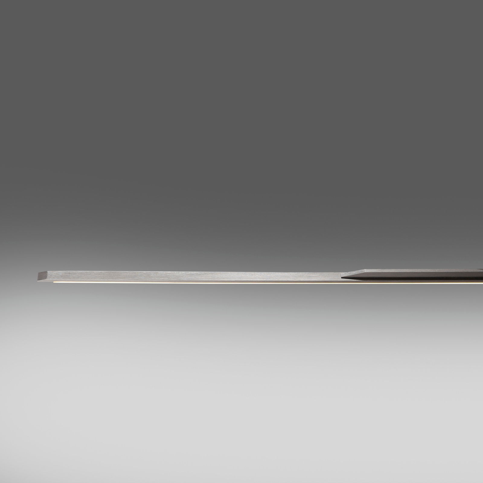 Moderne Pendelleuchte PURE Surface in seitlicher Perspektive, schlankes und minimalistisches Design in Metalloptik.