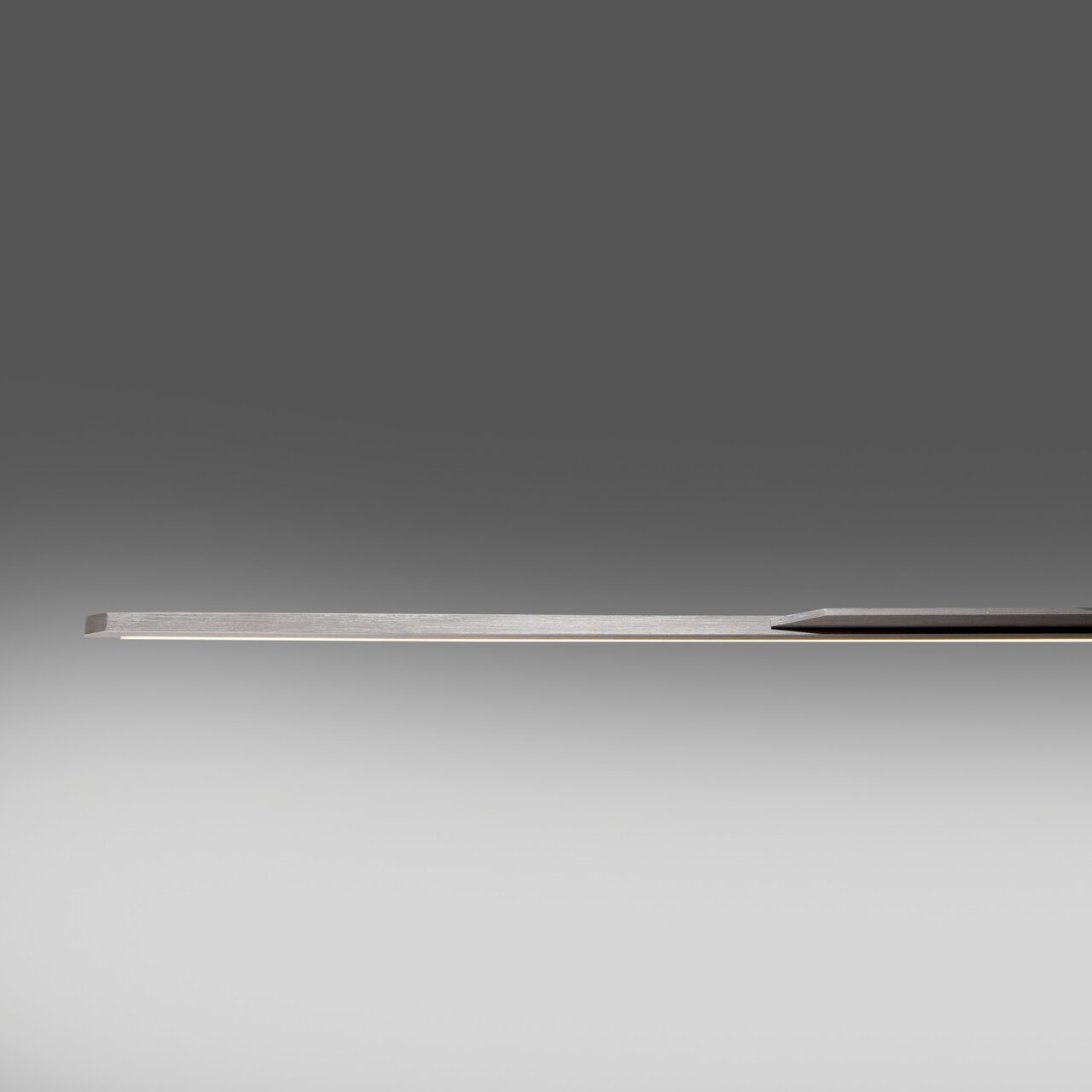 Moderne Pendelleuchte PURE Surface in seitlicher Perspektive, schlankes und minimalistisches Design in Metalloptik.