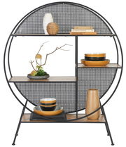 Rundes Regal mit Metallrahmen und Holzböden, dekoriert mit Geschirr, Büchern und Pflanzen, frontal betrachtet.