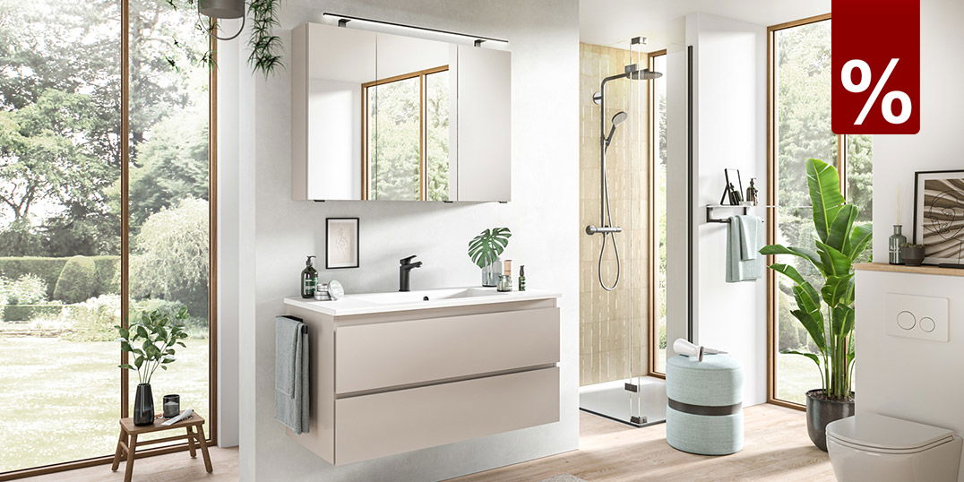 Helles modernes Badezimmer mit Waschtisch, großer Dusche, Pflanzen und bodentiefen Fenstern.