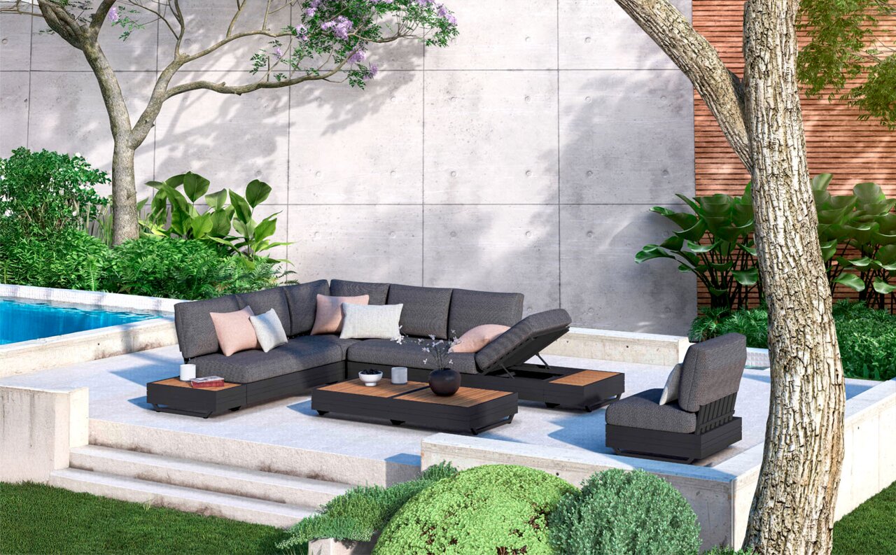 Zebra Kaffeetisch groß CUBO Moderne Outdoor-Lounge mit grauem Ecksofa, Sessel, verstellbarer Liegefläche und Couchtisch mit Holzoptik auf Betonterrasse am Pool, Frontansicht aus leicht erhöhter Perspektive