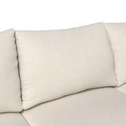 Nahaufnahme eines beigen Lounge-Sofakissens mit weicher Textur, seitliche Perspektive.