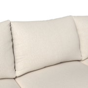 Nahaufnahme eines beigen Lounge-Sofakissens mit weicher Textur, seitliche Perspektive.