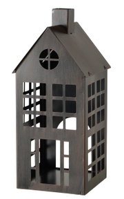 Schwarze Metall-Laterne in Hausform mit Fenster-Ausschnitten und Schornstein, freigestellt auf weißem Hintergrund, schräg von vorne rechts fotografiert