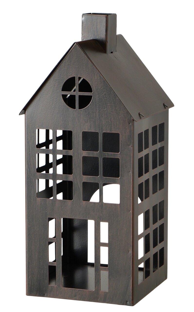 Schwarze Metall-Laterne in Hausform mit Fenster-Ausschnitten und Schornstein, freigestellt auf weißem Hintergrund, schräg von vorne rechts fotografiert