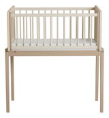 Anstellbett aus Holz in heller Farbe, frontal fotografiert